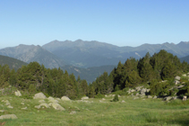 Vistes a ponent (O) amb la serra d´Enclar i el Salòria al fons.