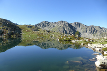 Estany primer d´Ensagents i el pic de les Collades Baixes.