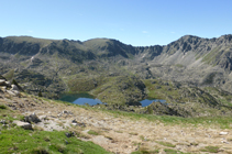 El circ i els estanys d´Ensagents des de la collada d´Entinyola.