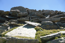 Enormes lloses de granit baixant de l´Alt del Griu.