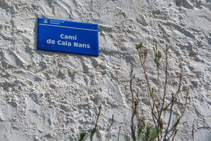 Detall d´una de les indicacions del camí de Cala Nans.