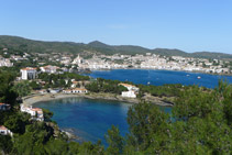 Mirada enrere: sa Conca en primer terme i Cadaqués al fons.