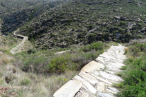 La pista dóna pas a un camí empedrat.