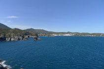 Vistes de Cadaqués des del far de Cala Nans. A l´esquerra hi veiem els illots d´es Cucurucuc de Terra i d’es Cucurucuc de sa Sabolla.