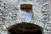 Arc de pedres al veïnat de la Roca.