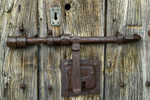 Porta al veïnat de la Roca.