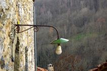 Farola al veïnat de la Roca.