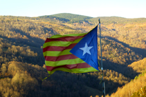 Bandera que hi ha penjada al punt més elevat de la Roca.