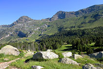 Vistes a les muntanyes que separen la capçalera del riu Éssera i la Vall d´Aran.