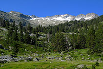 Vistes al massís de la Maladeta: glacera de la Maladeta, pic de la Maladeta, pic de la Rimaya, pic Cordier, pic Sayó, pic Mir...