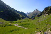 Preciosa estampa amb les aigües del riu Éssera i el pic d´Aigualluts al fons.