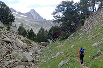 Després del coll de la Renclusa, emprenem la baixada cap el refugi amb el pic de Paderna al fons.