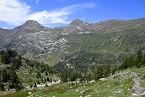 Des del refugi baixem cap a la Besurta, visible al fons de la vall.