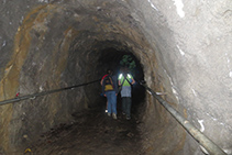 Túnel excavat a la roca.