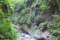 L´aigua cau per les parets de la gorja formant boniques cascades.