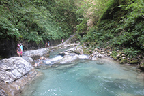 El riu frena el seu avanç i s’encalma formant basses d’aigua cristal·lina.