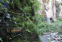 Un rètol ens indica que ja hem arribat a la cascada de Kakuetta, al fons de la imatge.