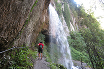 L´aigua es precipita amb força des d´una altura d´uns 20m aproximadament.