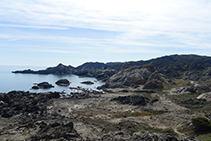 El far del Cap de Creus a la llunyania.