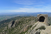 Castell de Verdera i massís del Canigó (al fons).