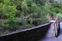 Pont de fusta que creua el riu.