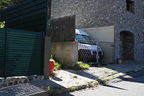 Caminet que surt des del carrer del Bosc (Juberri) i que ens porta cap al bosc.