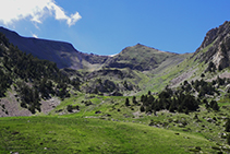 La capçalera de la vall, amb el pic de Perafita (2.752m) i el Monturull (2.759m).