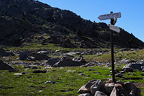 Cruïlla de camins, nosaltres seguim les indicacions del GR 7 (esquerra).