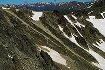 Des d´algun punt podem veure el vessant N del circ de Pessons i el camí que haurem de fer a continuació per baixar cap als llacs.