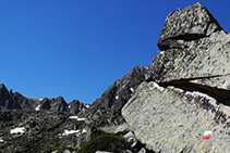 Mirem enrere. Marca blanca i vermella de GR.