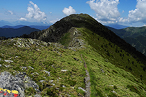 Seguim la carena de la serra d´Enclar fins al Bony de la Pica.