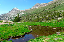 Llacuna reblerta de sediments. En darrer terme destaca la Tuca de Salvaguardia (2.738m). 