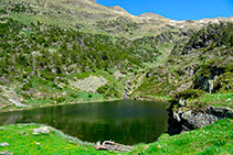 Estany de Villamuerta des del seu desguàs.