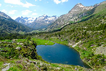 Estany de Villamuerta des de dalt. En segon pla, la Tuca de Salvaguardia (2.738m) i, en tercer pla, el massís de Perdiguero.