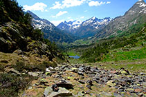 Tartera i, al fons, el massís del Perdiguero.