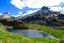 Estany Alt de Villamuerta. Al fons destaca el cim de l´Aneto (3.404m).