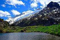 Estany Alt de Villamuerta. Al fons el cim de l´Aneto (3.404m) i a la dreta el pic de la Renclusa (2.679m).