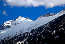 A l´esquerra, el cim de l´Aneto (3.404m) i, a la dreta, el pic de Coronas (3.298m).