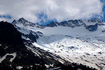 En primer pla, el pic de la Renclusa (2.679m) i, en segon terme, el pic de la Maladeta (3.308m) i la seva glacera.