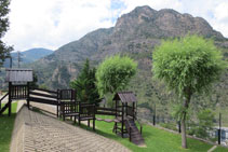 Diverses instal·lacions per jugar al parc infantil Terra Bogada.