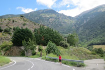 Pugem uns metres per la carretera que va de Sant Julià de Lòria a Nagol, Certés i Llumeneres.