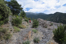 En alguns trams, el camí és força rocós.