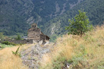 Ja veiem l´església de Sant Serni a davant nostre, al fons.