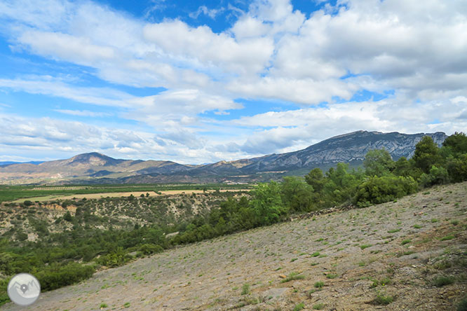 L’ermita de la Posa, el Parc Cretaci i les fortificacions del Front del Pallars des d’Isona 1 