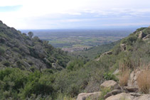 Mirada enrere des del rec de Sant Onofre: veiem la plana empordanesa.