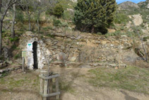 Al darrere de l´ermita hi ha una font i uns bancs de pedra.