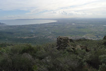 A la nostra dreta, seguim gaudint de bones vistes del golf i la plana empordanesa.