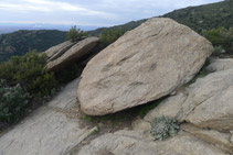 Roques que trobem al costat del camí.