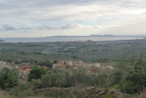 Palau-saverdera en primer terme.