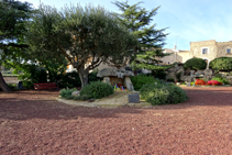 Plaça del Dolmen, a Capmany.